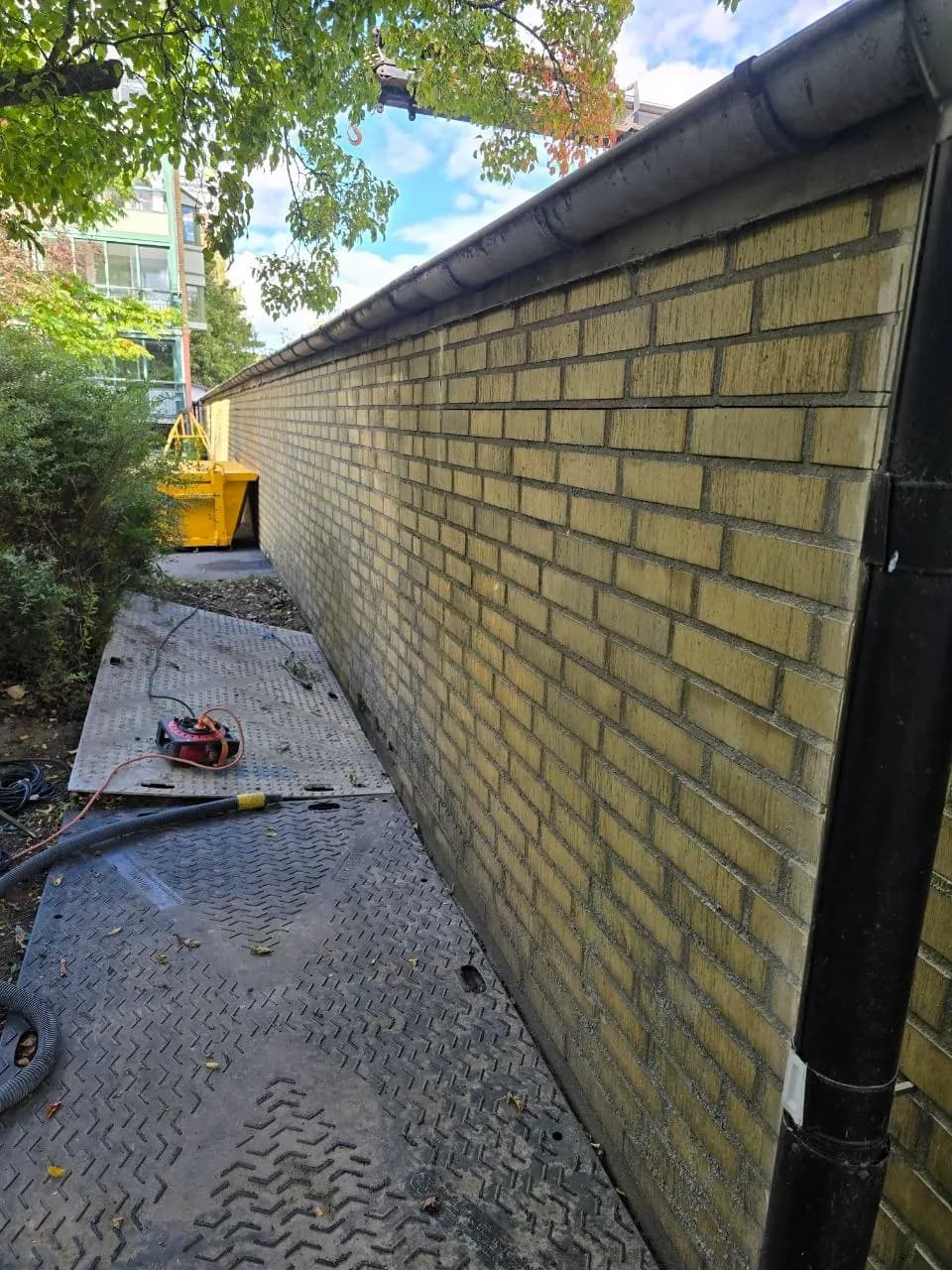 Rivning av tegelvägg i Burlöv